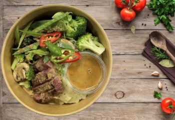 Rump Steak, Smooth Garlic Mash potatoes, rocket, chilli broccoli & Peppercorn Sauce